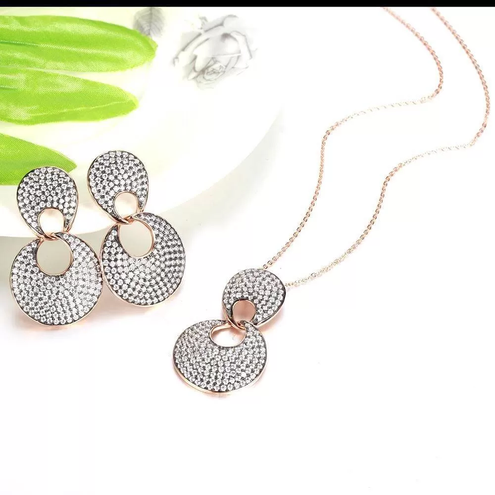 Interlocking Circle Pendant Necklace