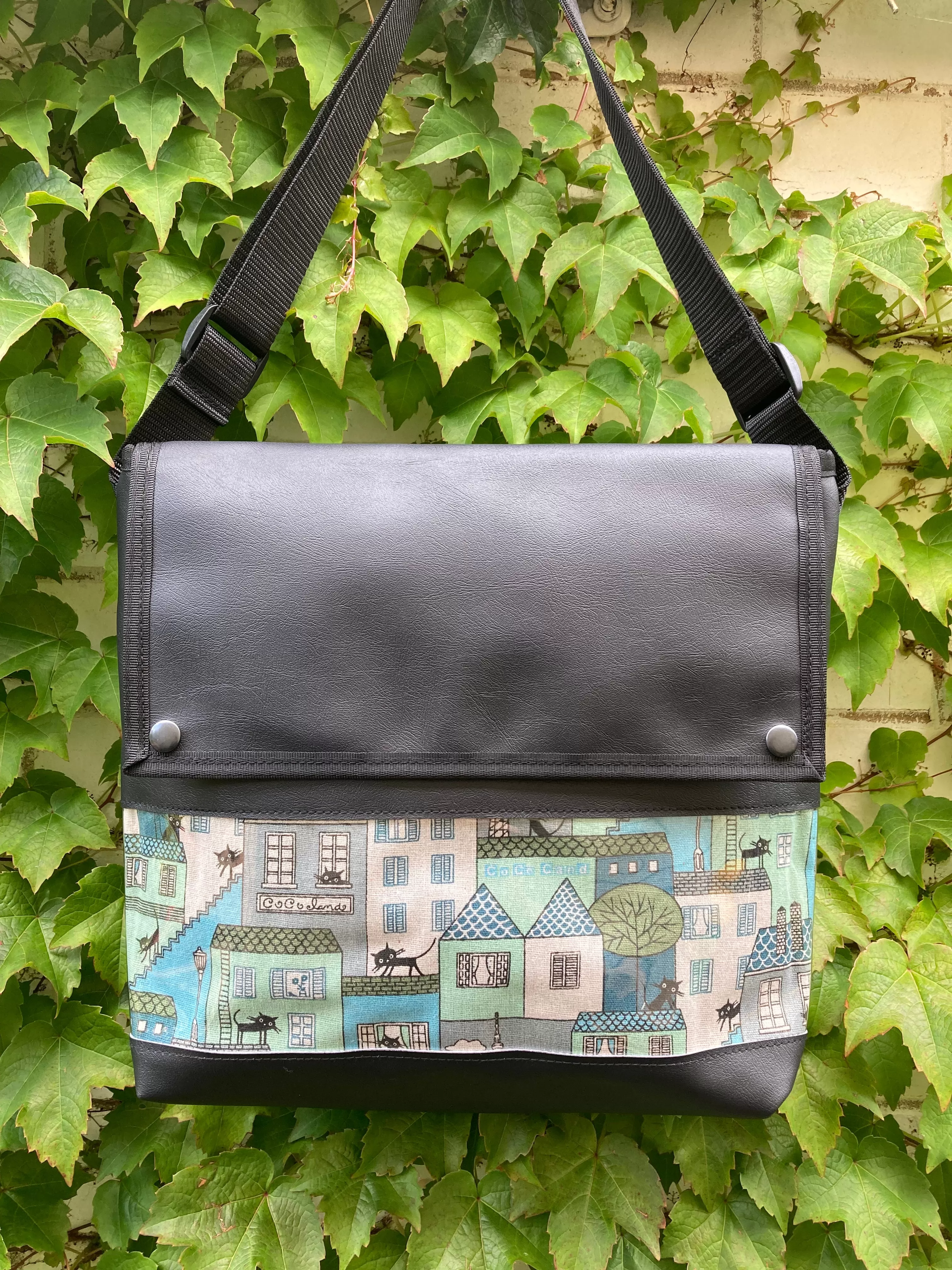 Messenger Bag - Cat On A Hot Tiled Roof Blue